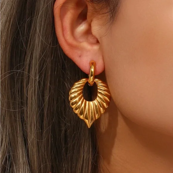 New 18K Chunky Leaf Shape Drop Hoop Earrings, wonderful Earrings, wow Earrings - Picture 1 of 4